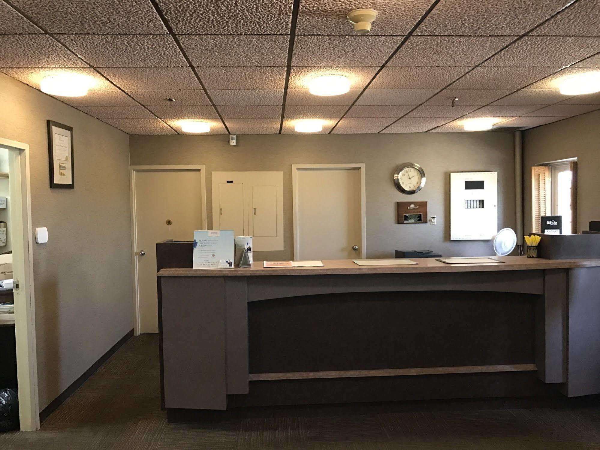 Howard Johnson By Wyndham Portage La Prairie Exterior foto